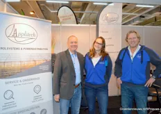 Michaël Harlaar (Siemens) op de foto in de stand van Applitech met Marijke Kempenaar en Henny Vogelenzang. Het is verplicht vanuit verzekeraars om jaarlijks schakelaars een onderhoudsbeurt te geven. Applitech kan dit voor schakelaars van alle fabrikanten doen.